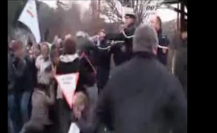 Les images montrent le commandant de gendarmerie en train d'asperger du gaz lacrymogène dans le visage de manifestants pacifiques