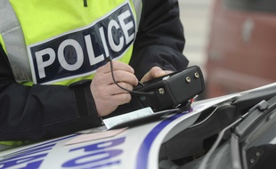 Un agent de police délivre un PV électronique à Nancy, le 7 mars 2012.
