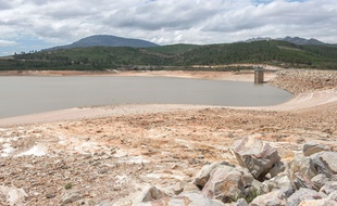 Un barrage presque à sec en Afrique du Sud, photographié en 2018.
