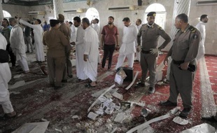 Des policiers inspectent l'intérieur de la mosquée chiite qui a été frappée par un attentat-suicide, le 22 mai 2015 à Qatif