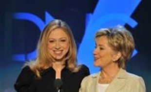 Hillary Clinton, longtemps considérée comme favorite puis contrainte de s'incliner face à son rival Barack Obama à l'issue de primaires éprouvantes, devait enterrer la hache de guerre mardi à la convention démocrate de Denver au nom de l'unité du parti