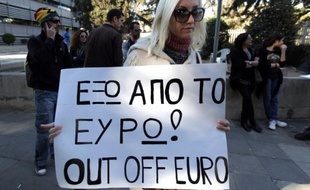 Sortir de la zone euro peut sembler une solution pour Chypre, contrainte à des réformes draconiennes pour éviter la faillite, mais, préviennent les analystes, il s'agirait d'un choix à haut risque pour une économie insulaire très dépendante des importations.
