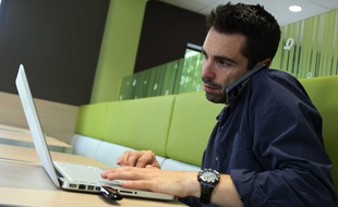 Le graphiste peut accepter des commandes de clients très variées.