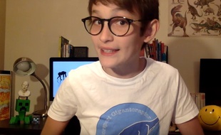 Aurélien, alias Giganto, anime la chaîne YouTube Motorsport Gigantoraptor.