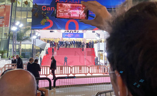 Le tapis rouge était bien là ce mardi et les badauds étaient tenus à l'écart
