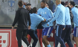 Patrice Evra sur le point de mettre un «high kick» à un supporter marseillais, le 2 novembre 2017.
