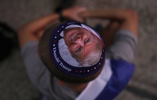 Une partie de la foule a accueilli Donald Trump comme le « faiseur de paix » qu’il prétend être. Ce jeune homme portait notamment une kippa à son effigie.
