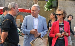 Le Premier ministre Jean-Marc Ayrault, en vacances dans sa résidence secondaire à Sarzeau (Morbihan), a déambulé avec son épouse dimanche matin sur le marché de cette commune où il a fait quelques courses et serré des mains.