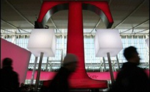 Le gouvernement allemand a apporté mercredi son soutien à Deutsche Telekom en se prononçant en faveur d'une régulation souple pour son nouveau réseau à fibre optique, sur lequel l'opérateur est en conflit avec Bruxelles depuis plusieurs mois.
