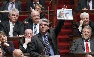 André Gerin, député PCF du Rhône, déclare qu'il ne votera pas à la présidentielle 2012 pour le candidat du Front de gauche, Jean-Luc Mélenchon, à qui il n'apportera pas, non plus, son parrainage, dans un entretien à paraître mardi dans Le Progrès de Lyon.