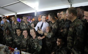 Emmanuel Macron a fêté Noël en avance et son anniversaire avec des soldats français en Côte d'Ivoire, le 20 décembre 2019.