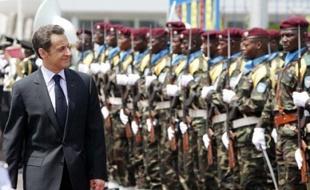 Le président français Nicolas Sarkozy, qui s'apprêtait mercredi soir à décoller pour l'Afrique, a dû changer d'avion après un "incident mécanique" survenu sur un réacteur alors que l'appareil roulait déjà sur le tarmac, a indiqué samedi à l'AFP un membre du gouvernement.