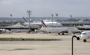 "Air France tient à renouveler ses excuses auprès de ses clients pour les désagréments que le mouvement social lancé par plusieurs syndicats d?hôtesses et de stewards a pu leur causer", a déclaré la direction dans un communiqué.