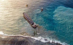 Le vraquier MV Wakashio, ici photographié le 15 août, menace de se briser, ce qui provoquerait une nouvelle fuite d'hydrocarbures.