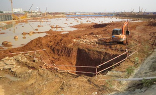 Le futur hub de l'aéroport de Wuhan sera opérationnelle fin 2016 sur ce site qui avait des allures de piscine après les pluies des derniers jours, jeudi 4 décembre.