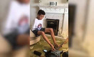 Un enfant sans bras virtuose de la guitare - Le Rewind