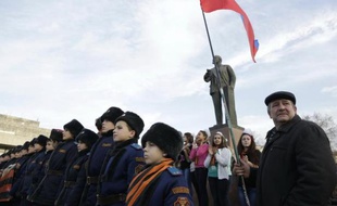 De jeunes cosaques criméens au garde-à-vous devant la statue de Lénin dans le centre de Simferopol le 9 décembre 2014