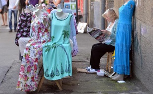 Une femme vend des vêtements dans une rue de Kiev, le 22 mai 2014