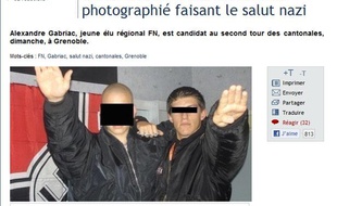 Capture d'écran le 25 mars 2011 du site Nouvelobs.com révèlant une photo de l'élu régional frontiste Alexandre Gabriac, faisant le salut nazi devant un drapeau frappé de la croix gammée.