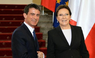 Le Premier ministre Manuel Valls (g) et son homologue polonaise Ewa Kopacz, le 12 mars 2015 à Varsovie