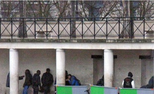 Les toxicomanes de la place de la Bataille-de-Stalingrad (19e) consomment discrètement derrière les barrières de chantier (en h.). Lundi soir, les policiers ont saisi 12 galettes de crack sur un dealer à proximité de la place.