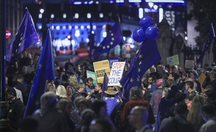 Des manifestants ont dénoncé à Londres la décision de Boris Johnson de suspendre le Parlement pour cinq semaines.