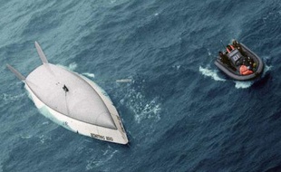 Thierry Dubois lors de son chavirage dans les mers du Sud pendant le Vendée Globe meurtrier 1996-1997.
