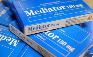 Une plainte a été déposée à Nanterre jeudi contre les laboratoires Servier, accusés d'avoir entraîné de graves problèmes cardiaques avec son médicament Médiator, dont la nocivité avait été reconnue officiellement trois jours plus tôt, a indiqué mardi l'avocat des plaignants.