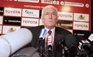 Le président de Valenciennes, Francis Decourrière, lors d'une conférence de presse le 20 février 2008.