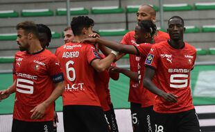 Nayef Aguerd est félicité par ses partenaires après son ouverture du score, samedi dans le Chaudron. JEAN-PHILIPPE KSIAZEK