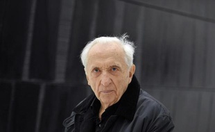Pierre Soulages, maître de l'outrenoir devant une de ses oeuvres exposées au musée qui porte son nom à Rodez, le 28 mai 2014? deux jours avant l'inauguration officielle