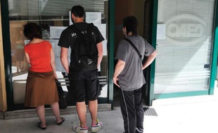 Des chômeurs lisent des annonces devant une agence pour l'emploi à Athènes, le 22 mai 2012