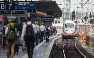 Un train arrive à Francfort