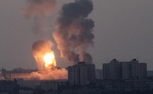 Photo prise depuis la frontière israélienne avec Gaza durant une frappe aérienne israélienne sur l'enclave palestinienne le 8 juillet 2014