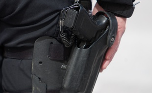 Un policier et son arme de service (illustration).