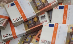 La Commission européenne a laissé entendre lundi qu'elle pourrait faire preuve de souplesse à l'égard de l'Espagne et de ses objectifs de réduction du déficit en raison de la dégradation de la situation économique du pays.