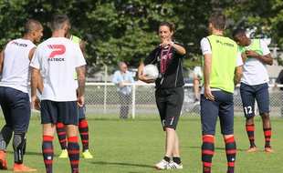 Corinne Diacre entourée de ses joueurs à Clermont.