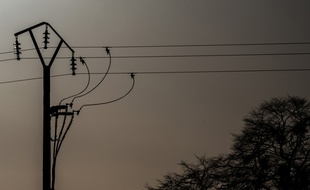 Une ligne électrique à haute tension à Saint-Philbert-sur-Risle, dans l'Eure.