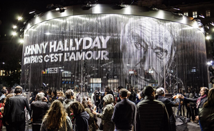 Pour la sortie de l'album posthume de Johnny Halliday Mon pays c'est l'amour, Deezer et Ubibene ont mis en place un dispositif inédit d'écoute en simultanée sur parvis de la gare Saint-Lazare, à Paris, le 18 octobre 2018.