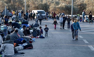 La majorité des milliers de migrants, sortis en panique des tentes et des conteneurs dans la nuit de mardi à mercredi, se sont retrouvés assis au bord de la route reliant le camp au port de Mytilène.