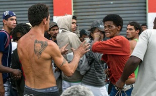L'expulsion musclée par la police de trafiquants et de consommateurs de drogue d'un quartier du centre de Sao Paulo provoque les protestations de mouvements sociaux qui dénoncent une criminalisation de la pauvreté et une opération à visée immobilière.