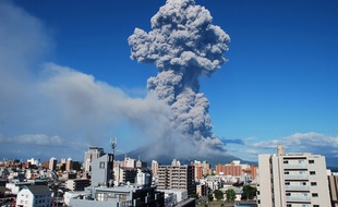 De la fumée s'échappe du Mont Sakurajima, à Kyushu (Sud du Japon), le 18 août 2013. L'éruption a envoyé des cendres jusqu'à 5000 mètres dans les airs.