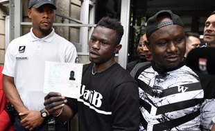 Bobigny (Seine-Saint-Denis), le 29 mai 2018. - Mamoudou Gassama montre le récépissé régularisant sa situation à sa sortie de la préfecture de Bobigny. Première étape vers l'obtention de la nationalité française.