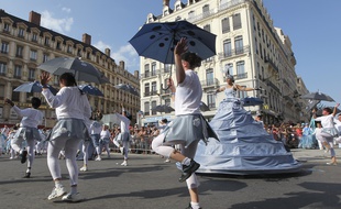Le défilé de la biennale lance les festivité. 2500 danseurs professionnels et amateurs et 300 000 spectateurs sont attendus dans les rues de lyon pour un spectacle de trois heures festif et haut en couleurs. Lyon, le 9 septembre 2012. CYRIL VILLEMAIN/20 MINUTES
