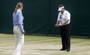 La juge arbitre prend des photos du court n°18 lors du match de Mladenovic.