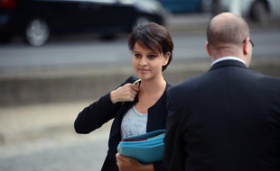 Le gouvernement précédent "était parfaitement au courant" du vaste plan social de PSA, arrêté "depuis longtemps", a accusé vendredi Najat Vallaud-Belkacem, indiquant que l'Etat devait élaborer une stratégie industrielle soucieuse de compétitivité et des intérêts des salariés.