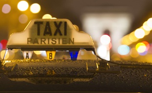 Illustration d'un taxi parisien sur les Champs-Elysées à Paris, le 27 janvier 2015.