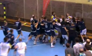 La bagarre générale entre les équipes de handball de Slovénie et d'Ukraine, le 13 janvier 2014.