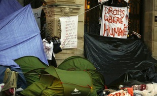 Des tentes de migrants installées le 16 septembre 2015 devant la mairie du 18e arrondissement à Paris