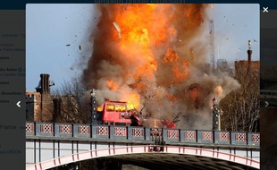 Capture d'une photo postée sur Twitter de l'explosion d'un bus à Londres, le 7 février 2016, pour le tournage d'un film.